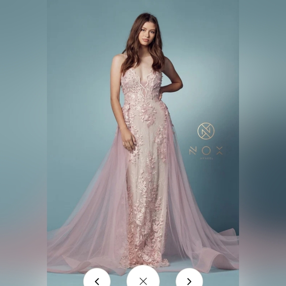 Lace Aplique Deep V Neck Trumpet Gown, size 6, Prom dress - Picture 1 of 16